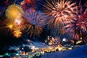 Праздничный фейерверк на Новый год в Карпатах