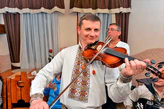 Розважають туристів туру в Карпати кращі музиканти Гуцульщини