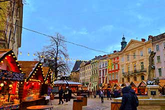 Яркие огни города на протяжении всего тура во Львов на Новый год
