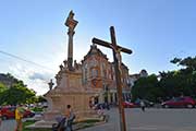 Стелла у Бернардинского монастыря экскурсия по Львову на Троицу